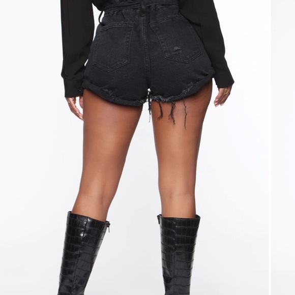 Black belted shorts. Size Large. Worn once! - Picture 2 of 3